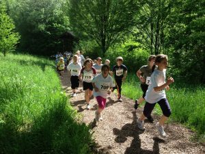 die Schüler am ersten Aufstieg hinter der THW-Holzbrücke
